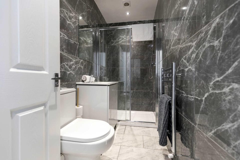 Spacious 4-Bed Home 2 Bath Parking Darlington House in Darlington