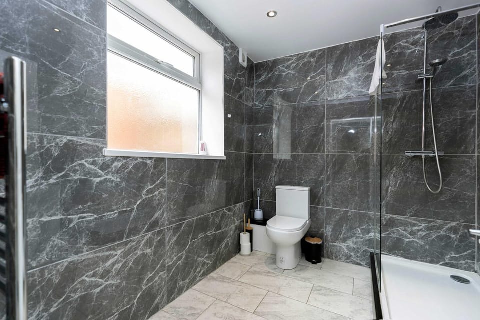 Spacious 4-Bed Home 2 Bath Parking Darlington House in Darlington
