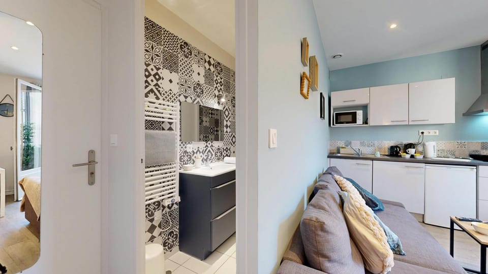 Bathroom, Kitchen or kitchenette, Living room