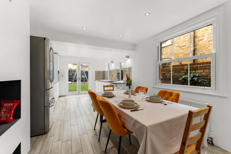 Spacious Maidstone Home with Parking - Sleeps 8 Apartment in Maidstone