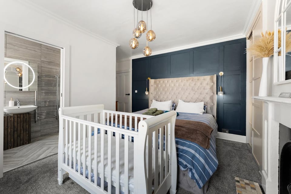 Spacious Maidstone Home with Parking - Sleeps 8 Apartment in Maidstone