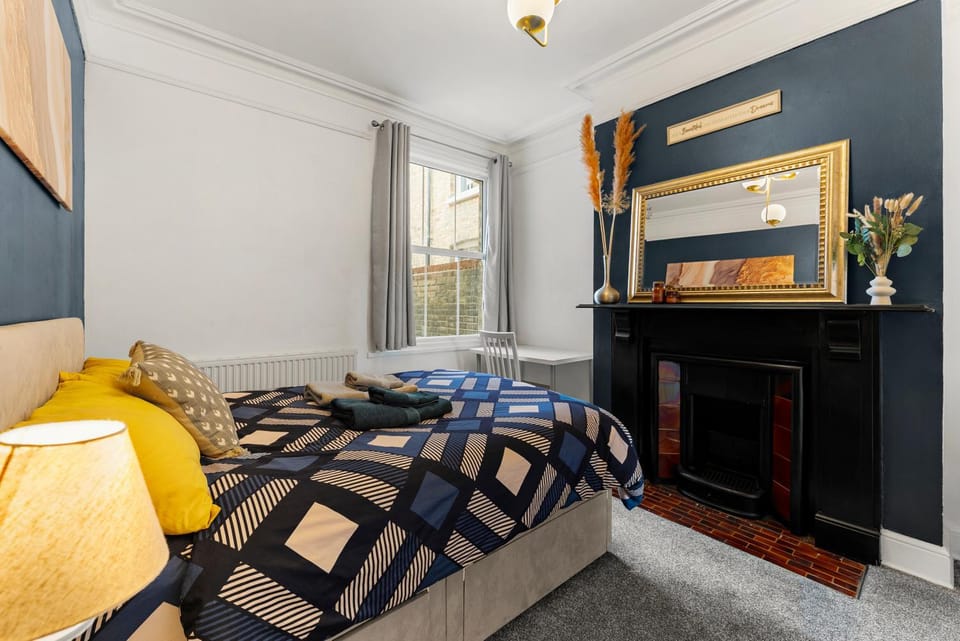 Spacious Maidstone Home with Parking - Sleeps 8 Apartment in Maidstone