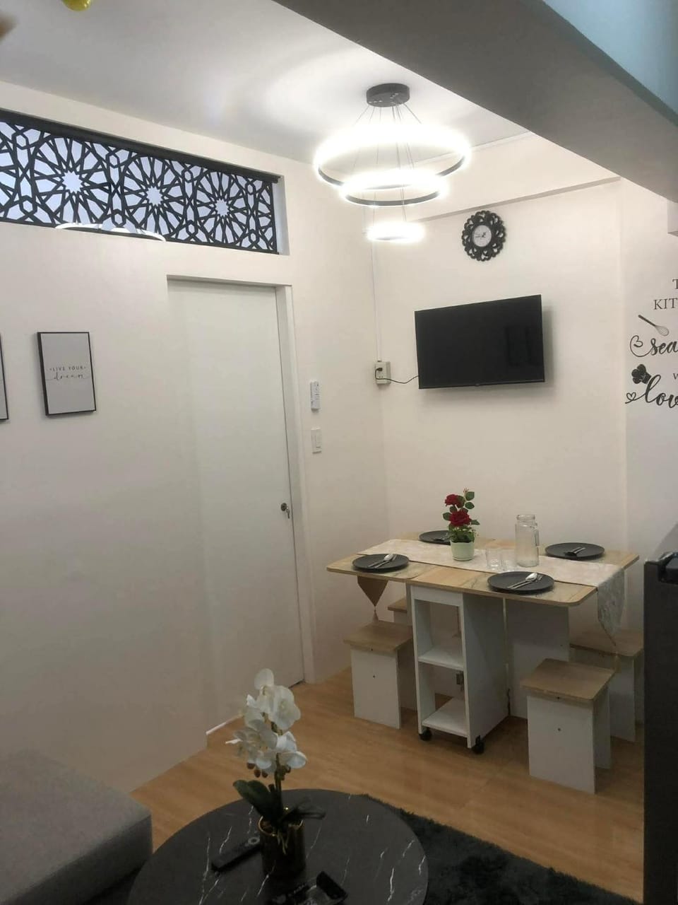 TV and multimedia, Living room, Seating area, Dining area, air conditioner