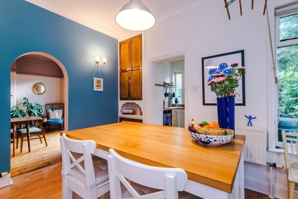 Gorgeous 3BDR Townhouse Perfect for Families House in Stretford