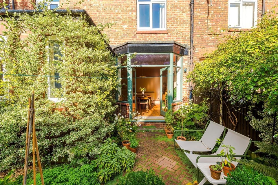 Gorgeous 3BDR Townhouse Perfect for Families House in Stretford