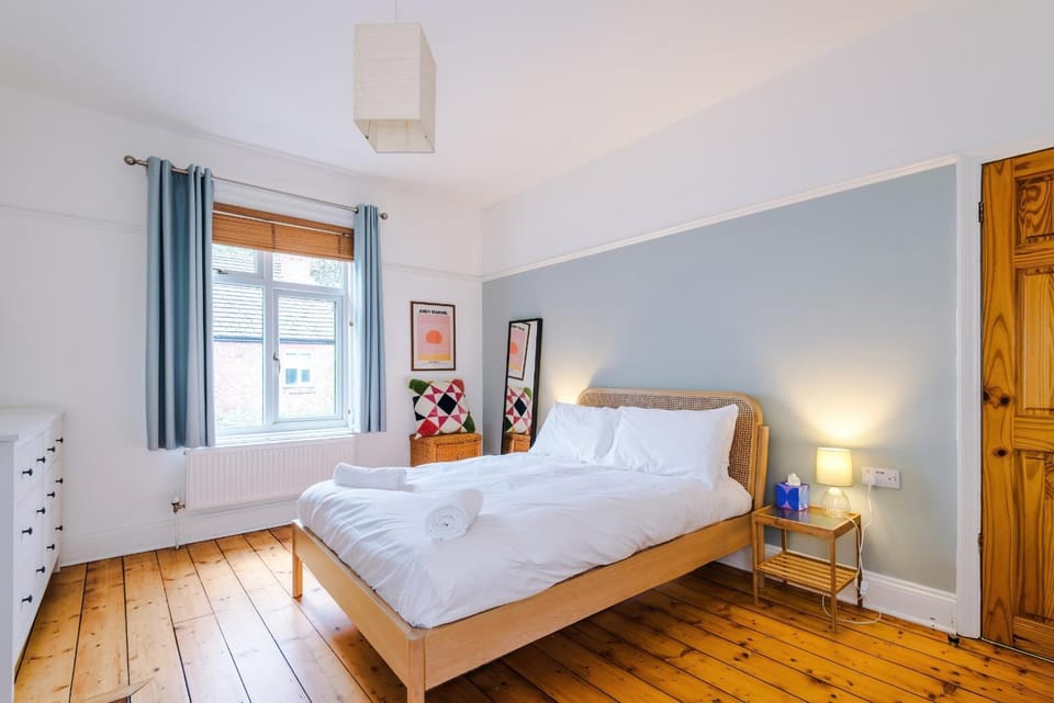 Gorgeous 3BDR Townhouse Perfect for Families House in Stretford