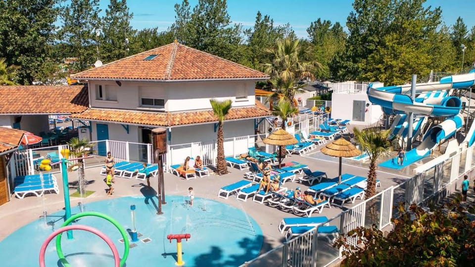 Charmant mobilhome avec terrasse couverte, clim, piscine etc - La Marina 4 Étoiles Campground/ 
RV Resort in Vieux-Boucau-les-Bains