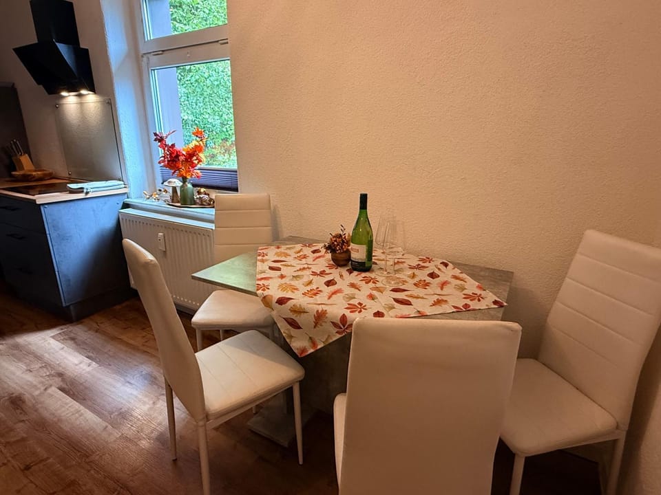 Kitchen or kitchenette, Dining area, Food