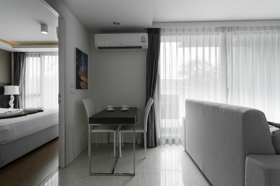 Bed, Living room, Seating area, Dining area, air conditioner