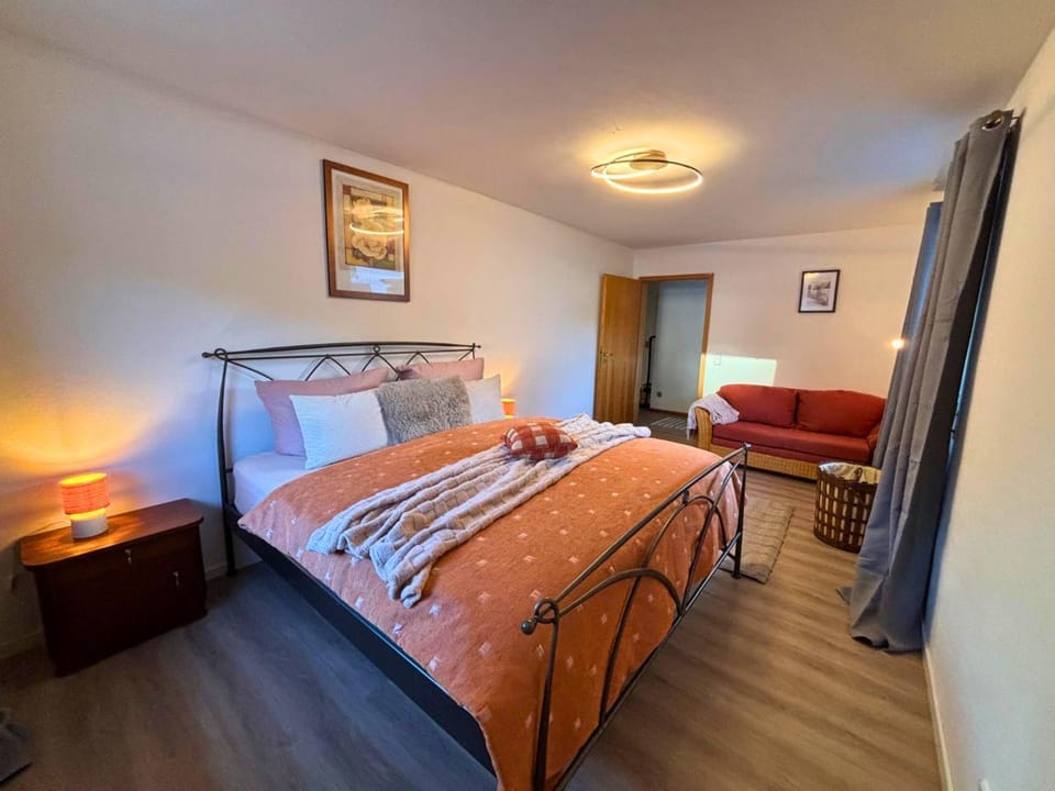 Bed, Photo of the whole room, Seating area, Bedroom
