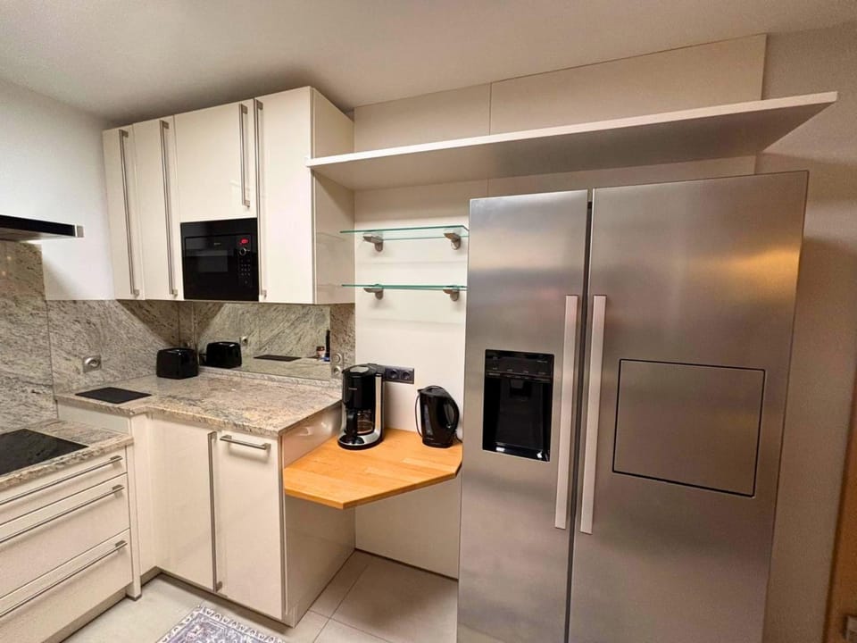 Coffee/tea facilities, Kitchen or kitchenette, microwave, stove, toaster