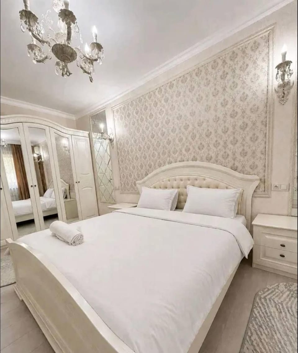 Photo of the whole room, Bedroom, wardrobe