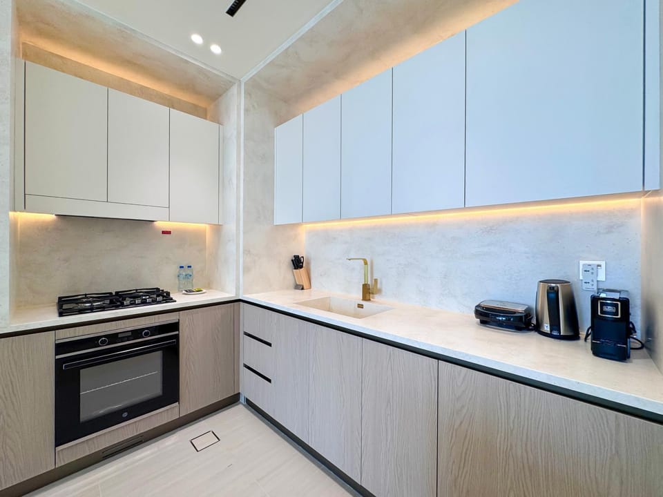 Coffee/tea facilities, Kitchen or kitchenette, stove