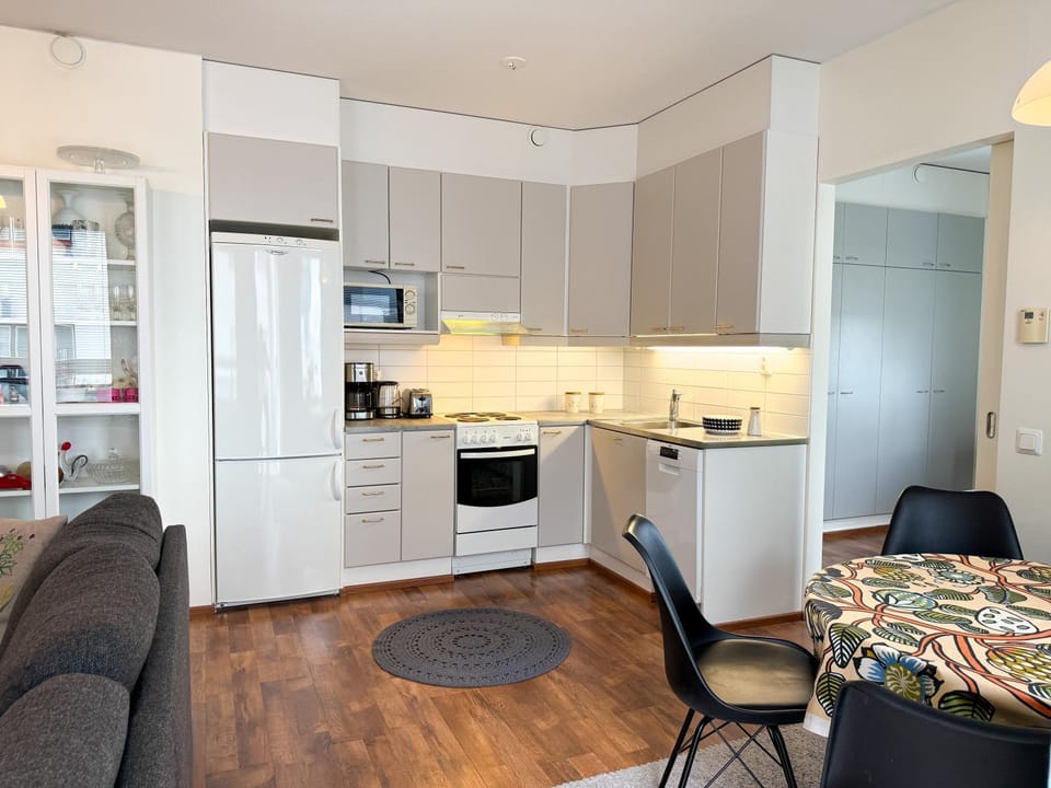 Coffee/tea facilities, Kitchen or kitchenette, Dining area, dishwasher, oven, stove, toaster