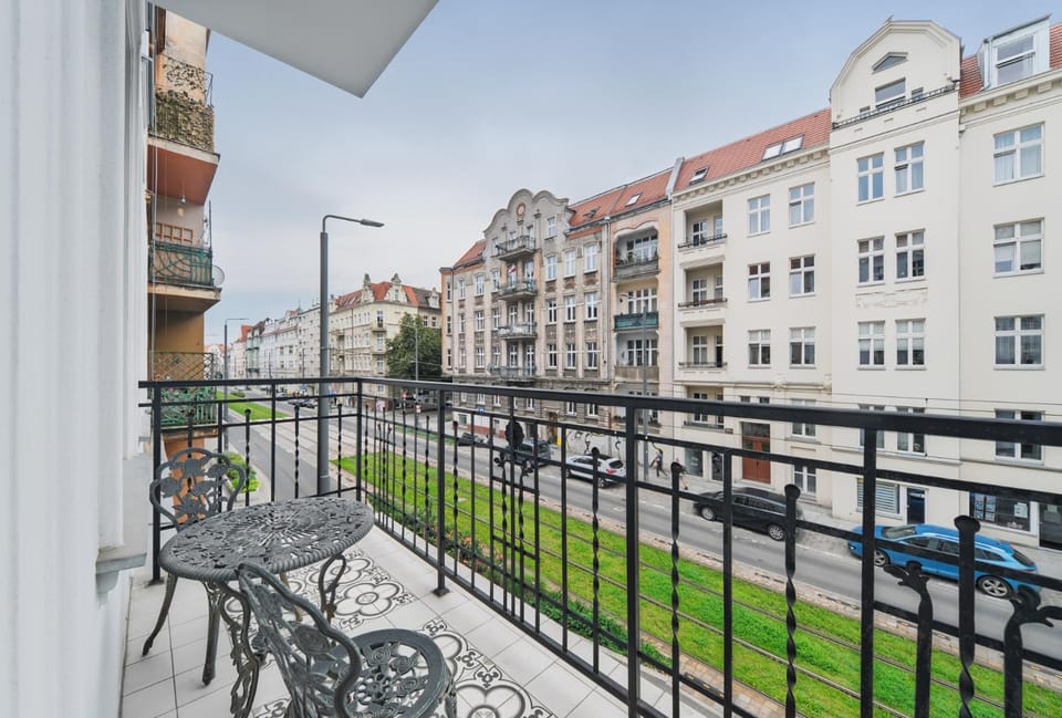 Balcony/Terrace, Street view, Location