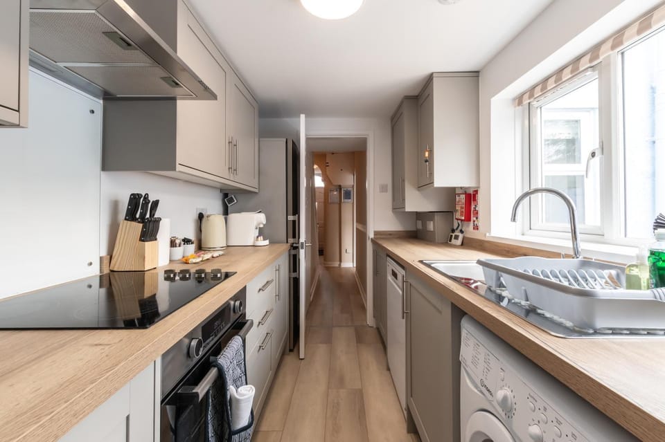 Coffee/tea facilities, Kitchen or kitchenette, dishwasher, oven, stove, toaster
