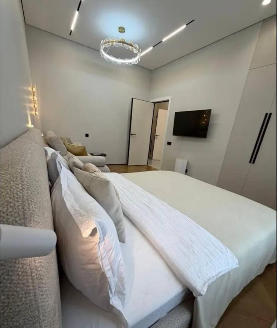 Bed, TV and multimedia, Photo of the whole room, Seating area, Bedroom