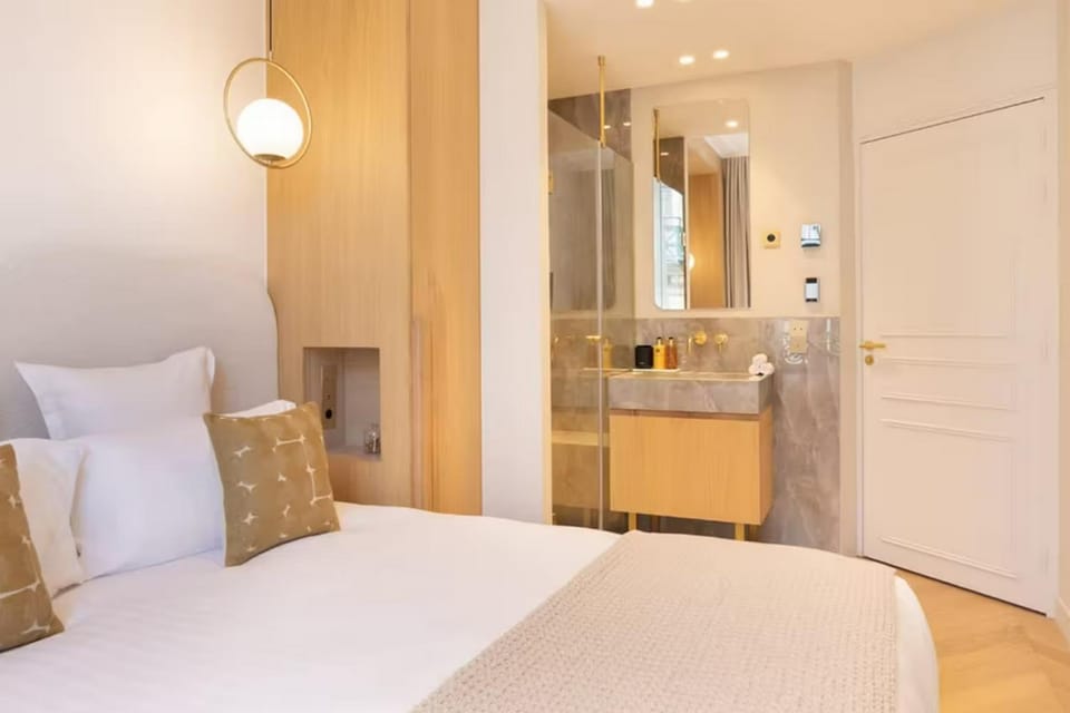 Bed, Bathroom, Photo of the whole room, Bedroom, wardrobe