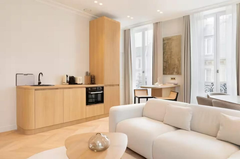 Coffee/tea facilities, Kitchen or kitchenette, Living room, Seating area, Dining area, minibar, stove