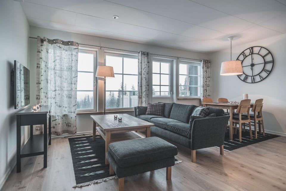 TV and multimedia, Living room, Seating area, Dining area, Mountain view
