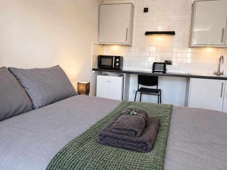 F2 Mini studio Rainham, Contractors, Parking, WIFI Apartment in Borough of Swale