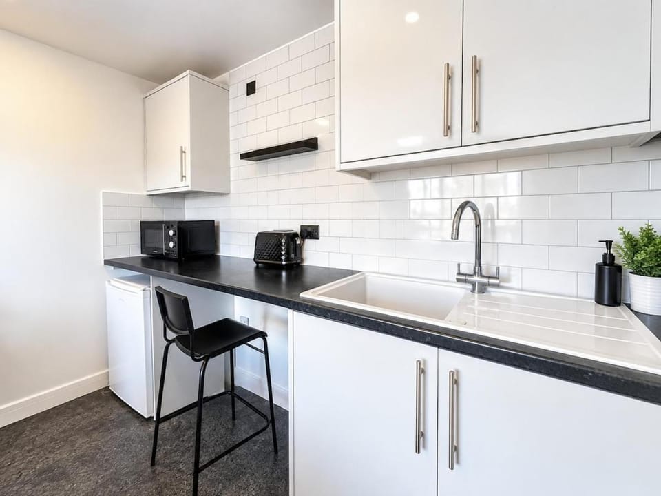 F2 Mini studio Rainham, Contractors, Parking, WIFI Apartment in Borough of Swale