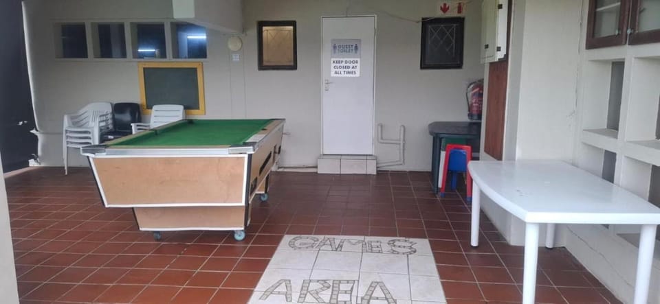 Billiard, Game Room