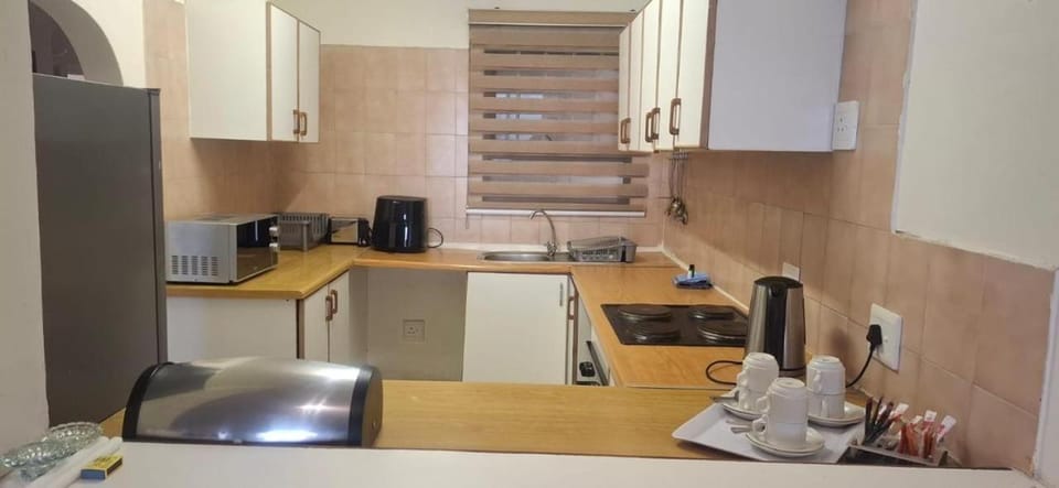 Coffee/tea facilities, Kitchen or kitchenette, oven, stove, toaster