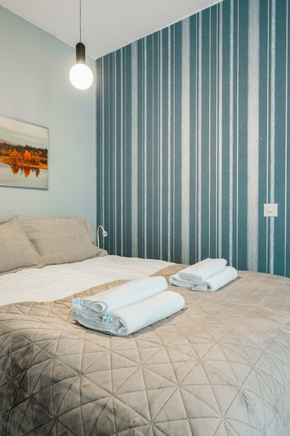 Bed, towels