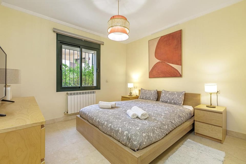 5 min to Banus, Pools, Hot Tub, Parking House in Marbella