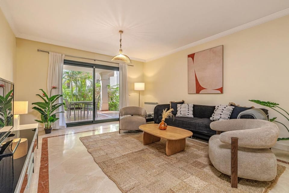 5 min to Banus, Pools, Hot Tub, Parking House in Marbella