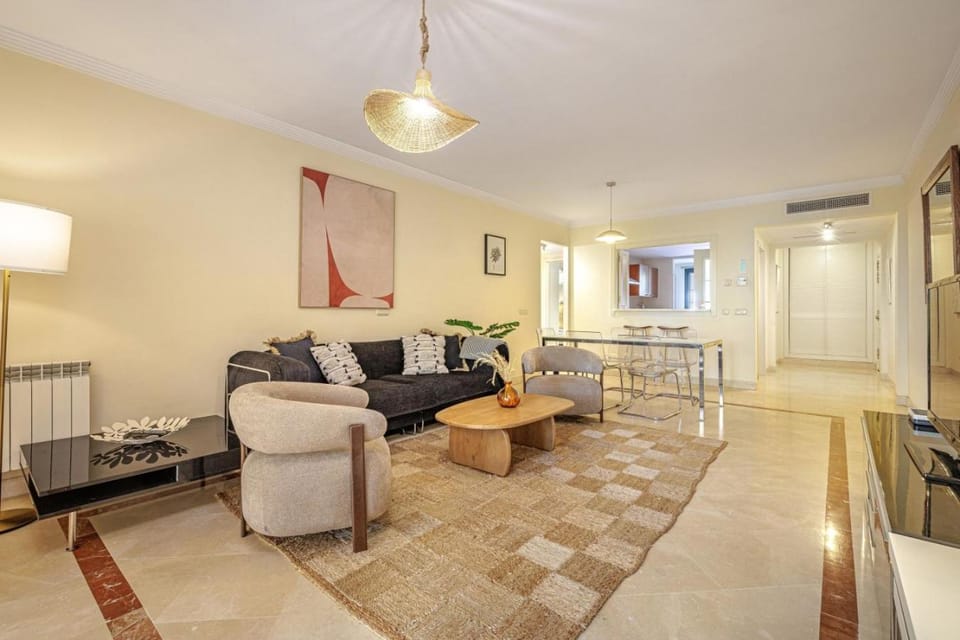 5 min to Banus, Pools, Hot Tub, Parking House in Marbella