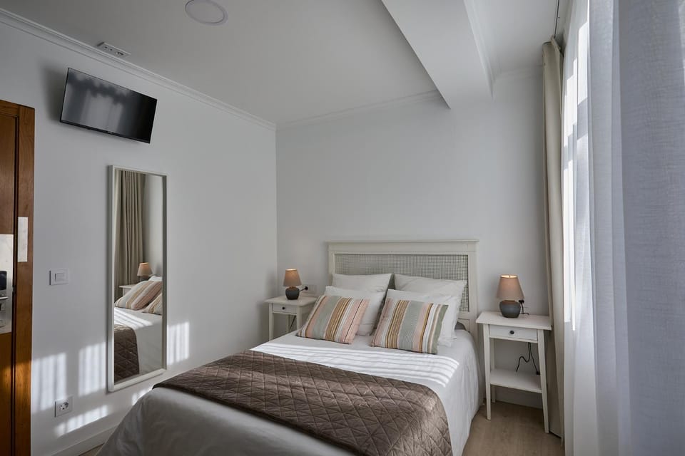 Bed, Photo of the whole room, Bedroom, City view, Street view, Quiet street view