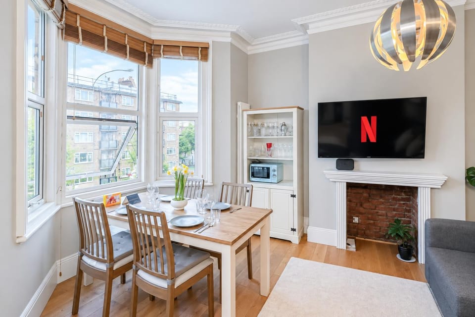 Property building, TV and multimedia, View (from property/room), Living room, Decorative detail, Seating area, Dining area, heating