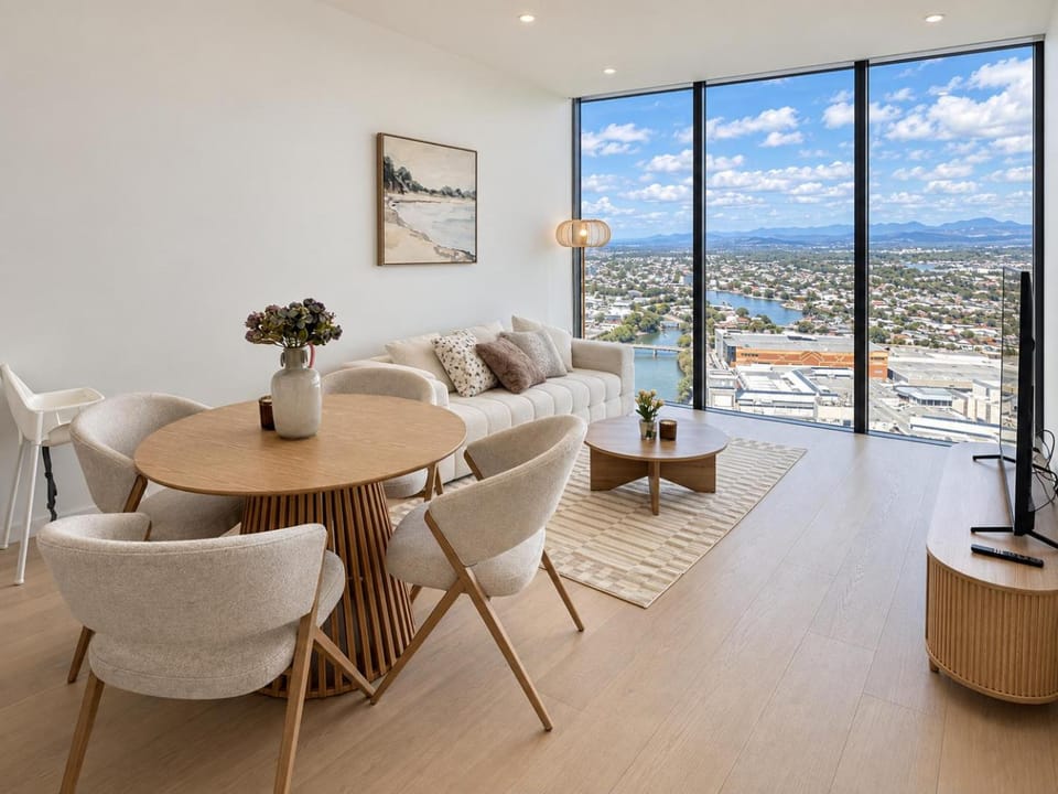 View (from property/room), Living room, Dining area, City view, Mountain view