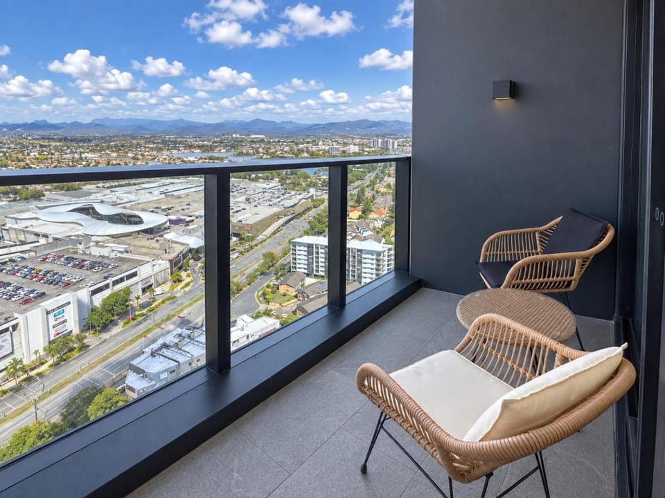 View (from property/room), Balcony/Terrace, Seating area, City view, Mountain view, River view