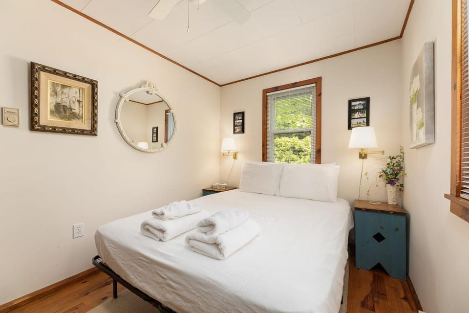 CRO's Terrapin Station Roadside | Big Glen Lake Access | Dock | Firepit | House in Glen Lake