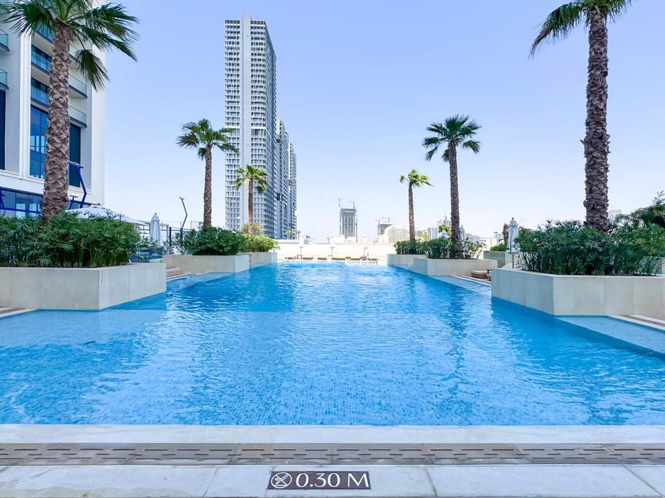 Day, Swimming pool
