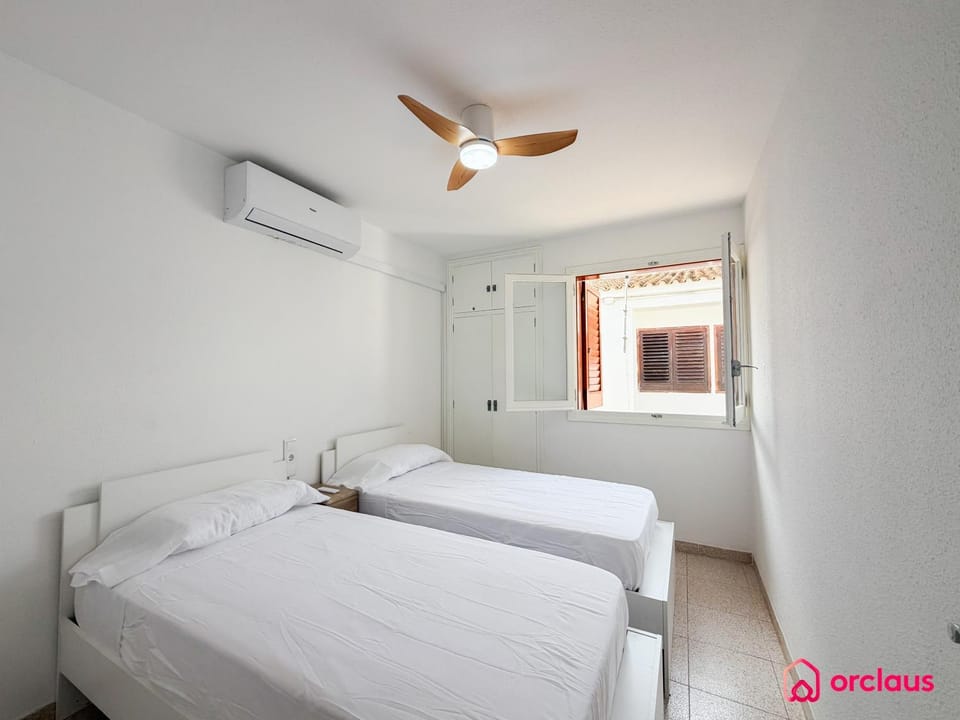 Bed, Bedroom, air conditioner