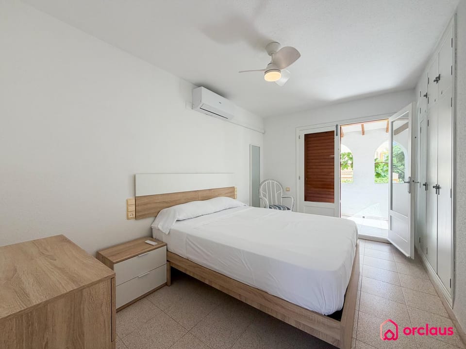 Bed, Bedroom, air conditioner