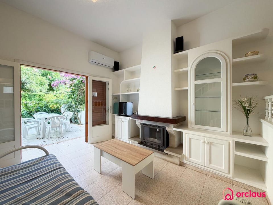 TV and multimedia, Living room, Seating area, air conditioner
