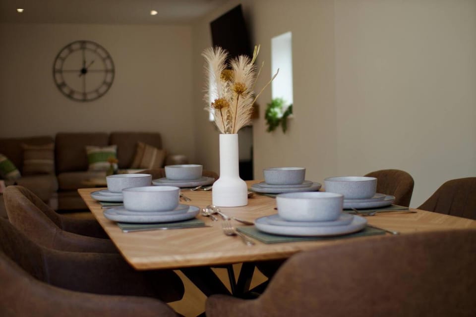 Premium 5BR Home Parking Long Term Stays House in East Dorset District