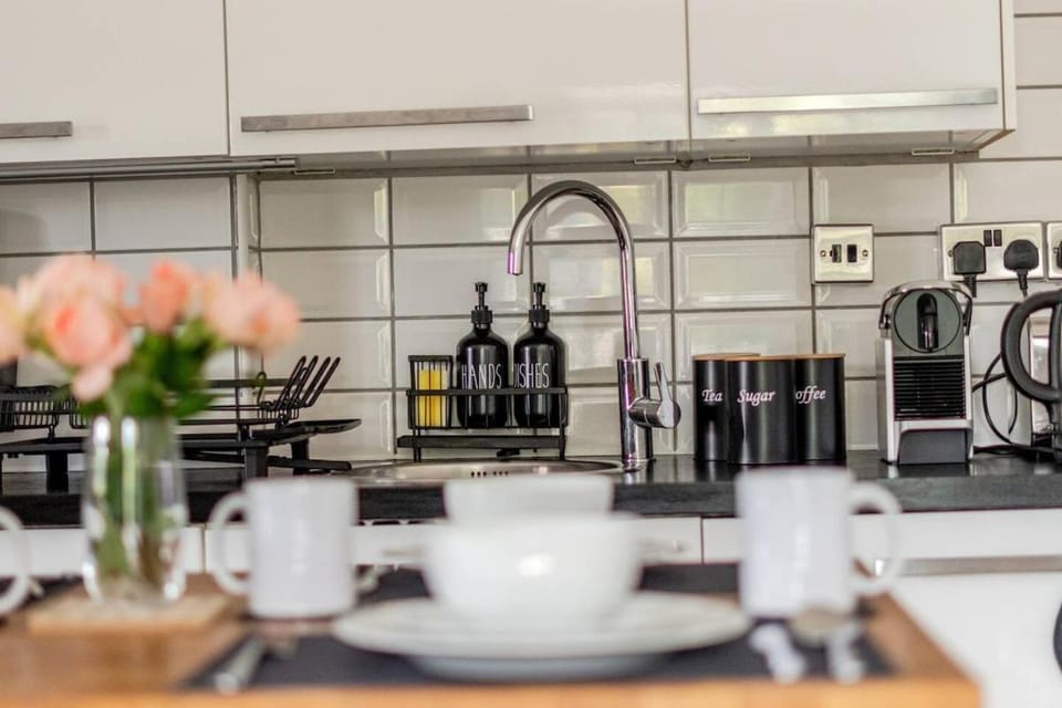 Stylish 2Bed Flat - Next to Guildford High Street Apartment in Guildford