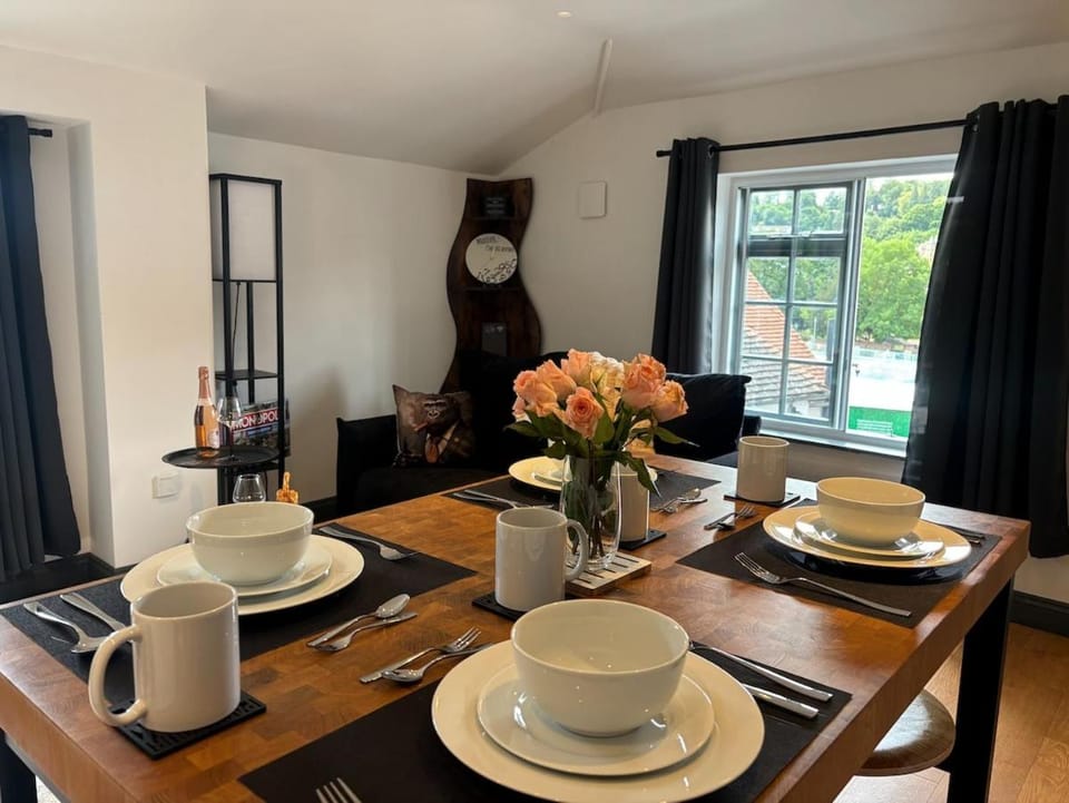 Stylish 2Bed Flat - Next to Guildford High Street Apartment in Guildford