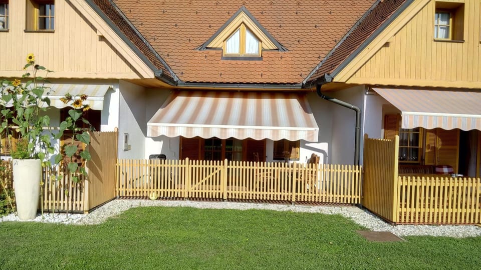 Patio, Neighbourhood, Natural landscape, Garden, Area and facilities