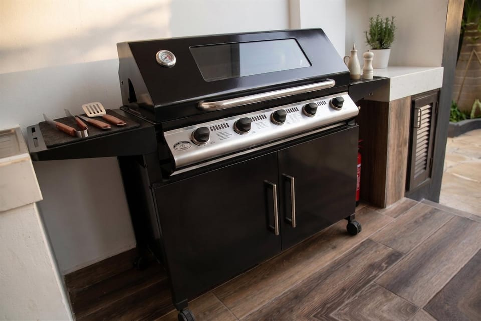 Patio, BBQ facilities
