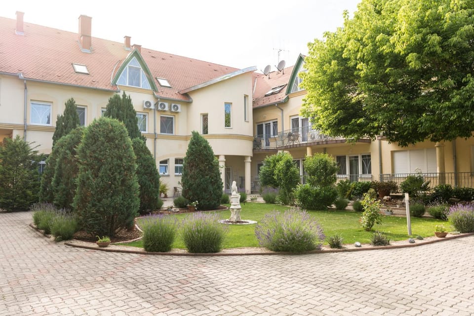 Property building, Spring, Day, Garden, Garden view, Inner courtyard view