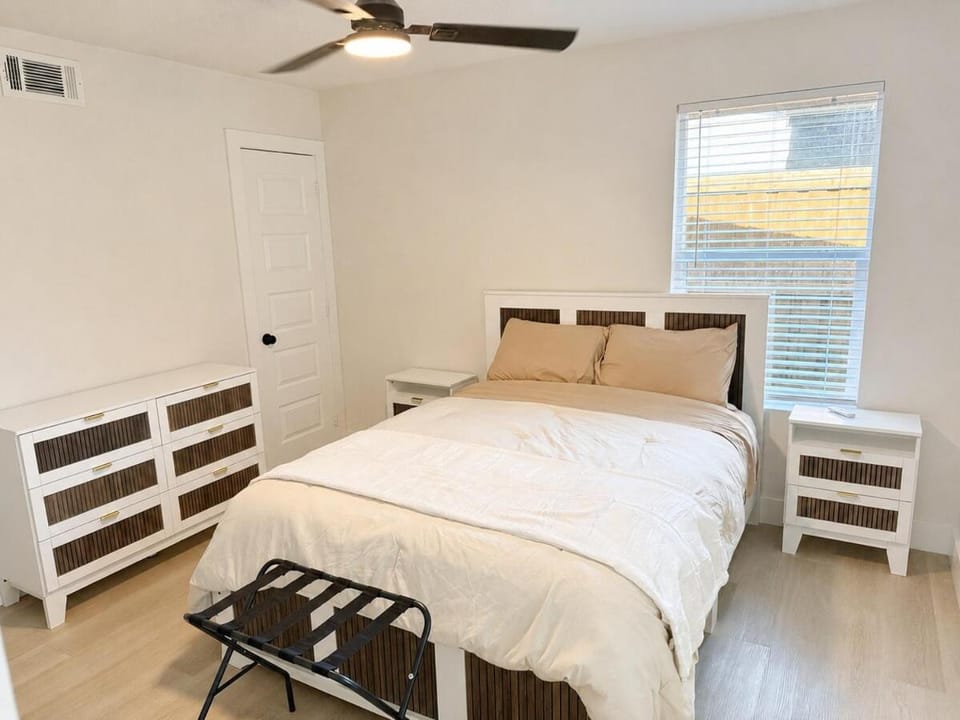 Modern Dallas Retreat, Golf, Speakeasy, Fire Pit House in Garland