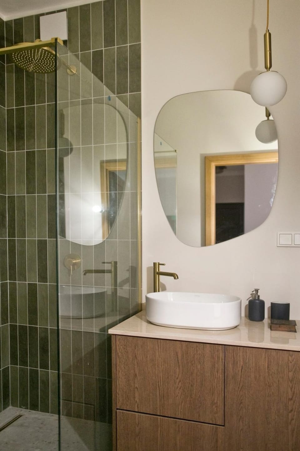 Apartament Powoli - Stare Miasto, 62m2, zieleń, design, darmowy parking Apartment in Wroclaw