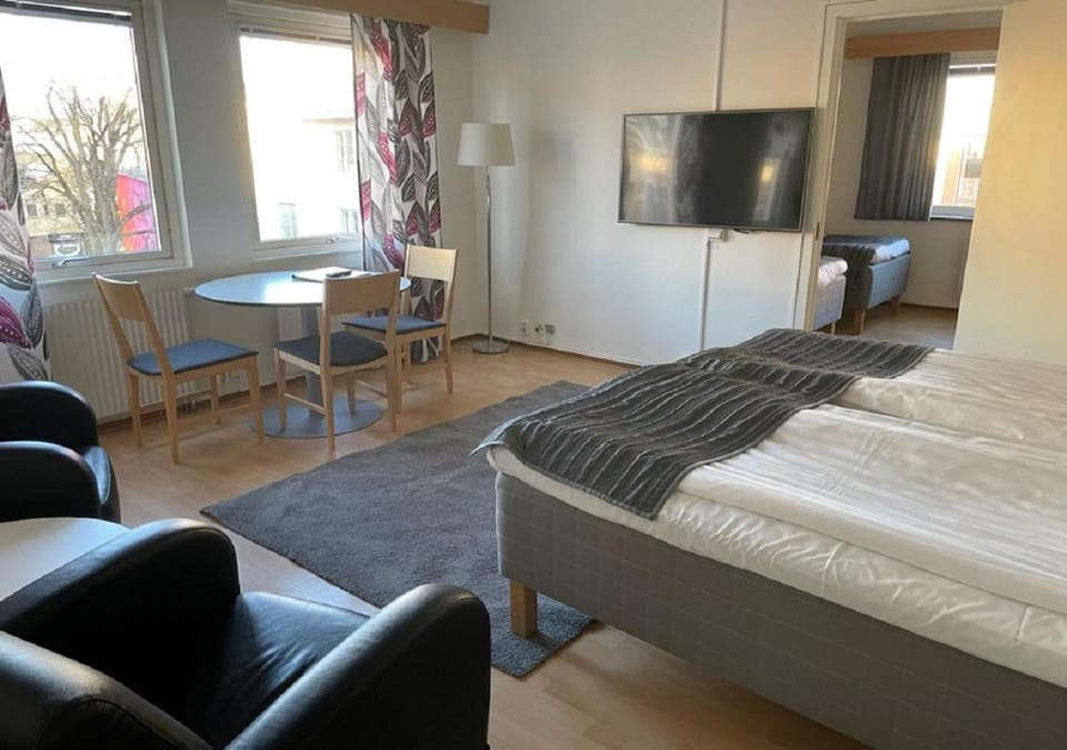 Property building, Bed, Kitchen or kitchenette, Dining area, Breakfast, Family